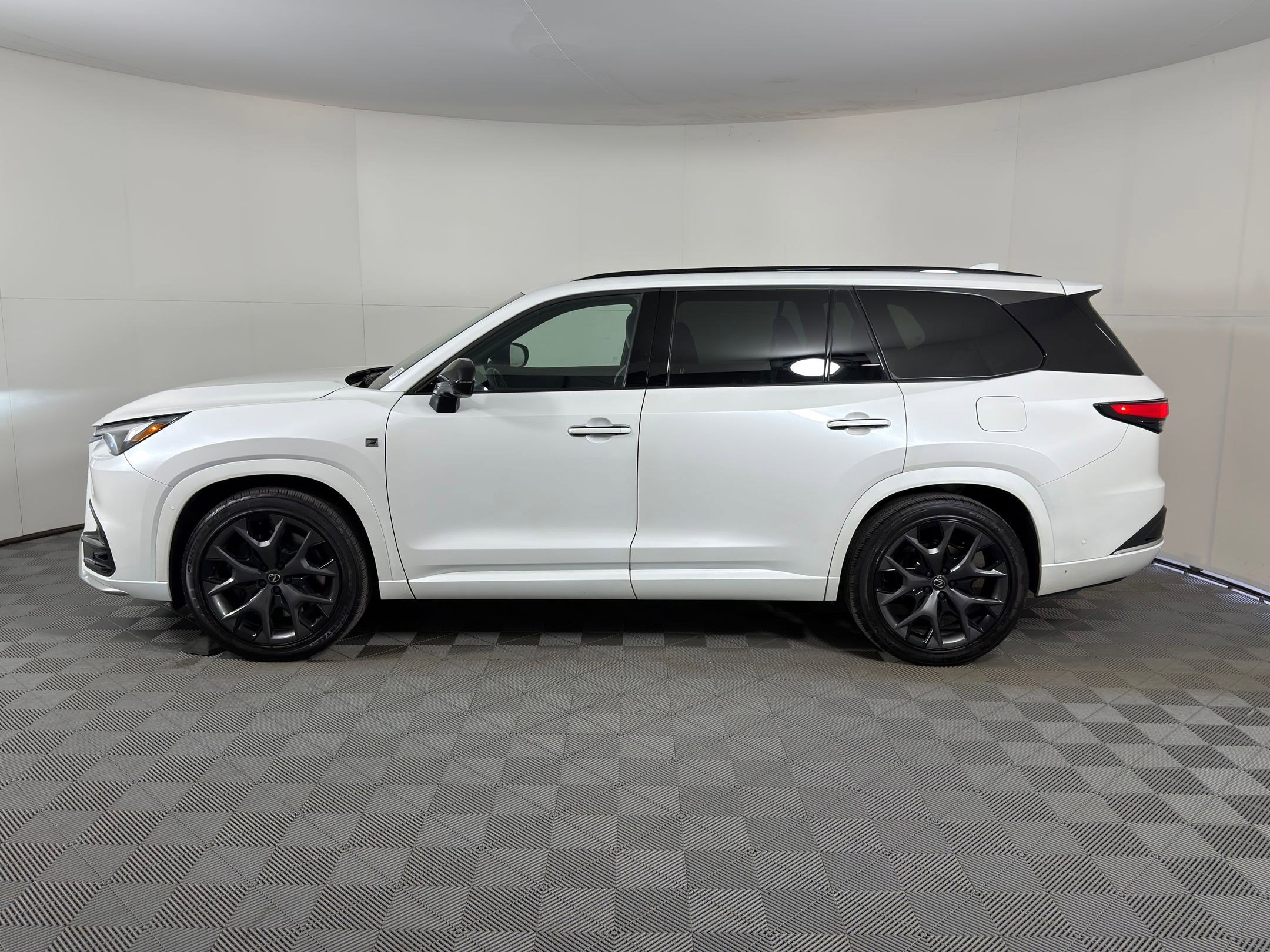 Used 2025 Lexus TX 500h TX 500h F SPORT Premium image 2