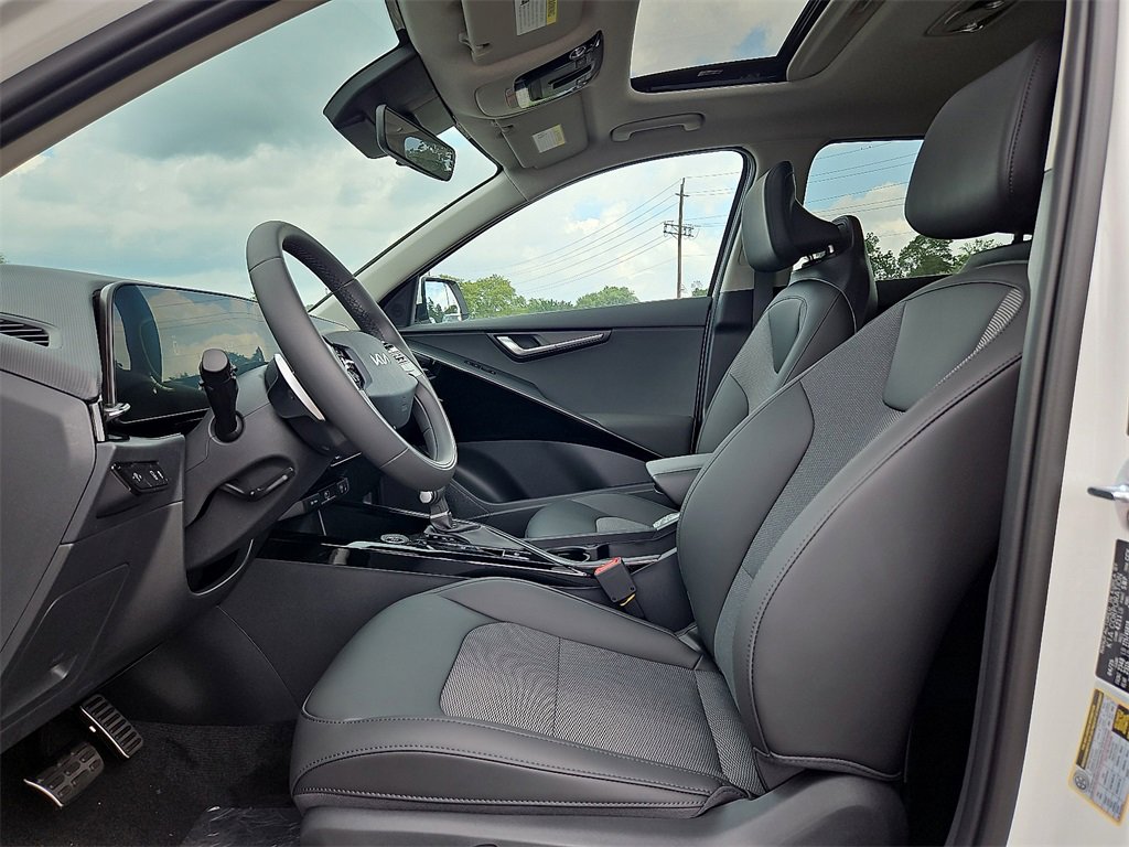 New 2025 Kia Niro EX Touring image 9