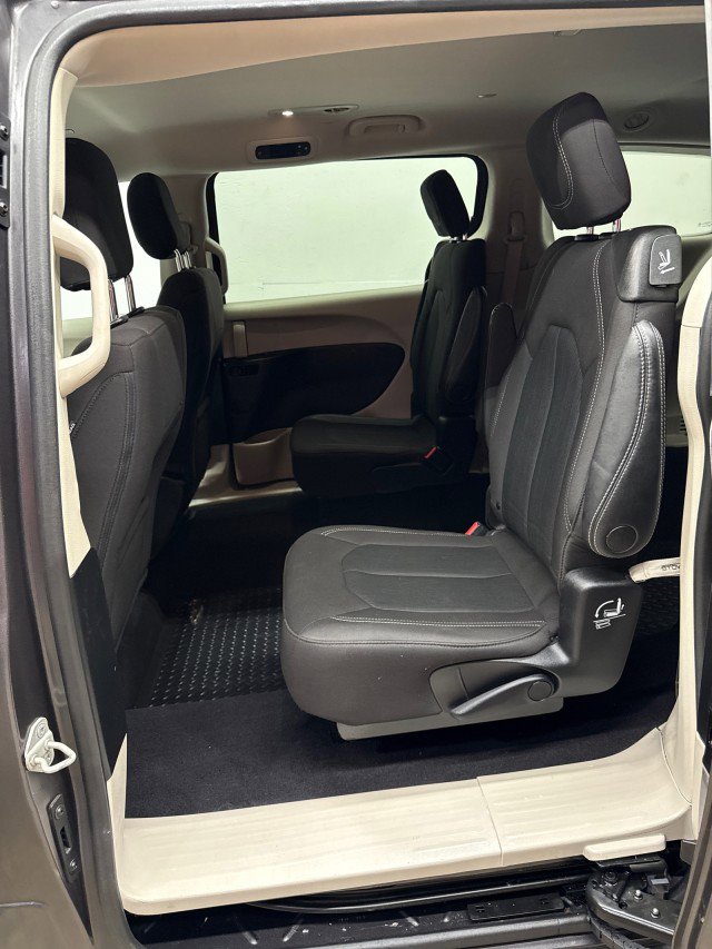 Used 2023 Chrysler Voyager LX image 39