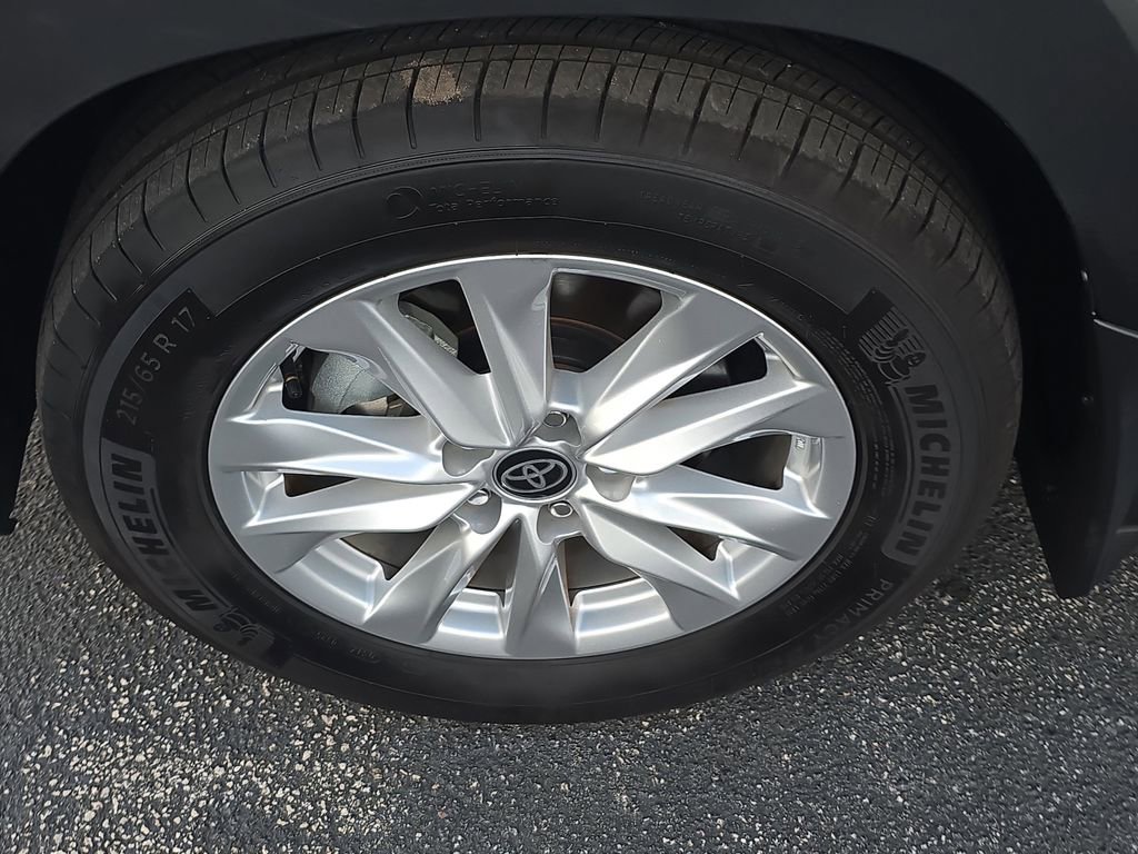 Used 2025 Toyota Corolla Cross LE image 9