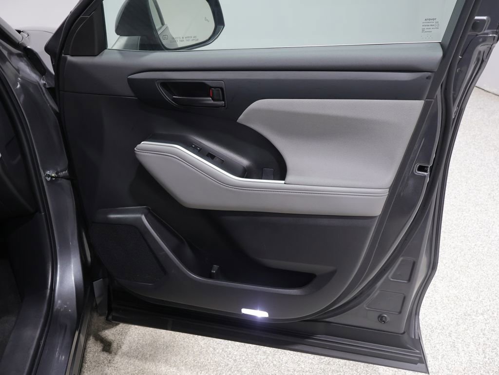 Used 2023 Toyota Highlander LE FWD image 24