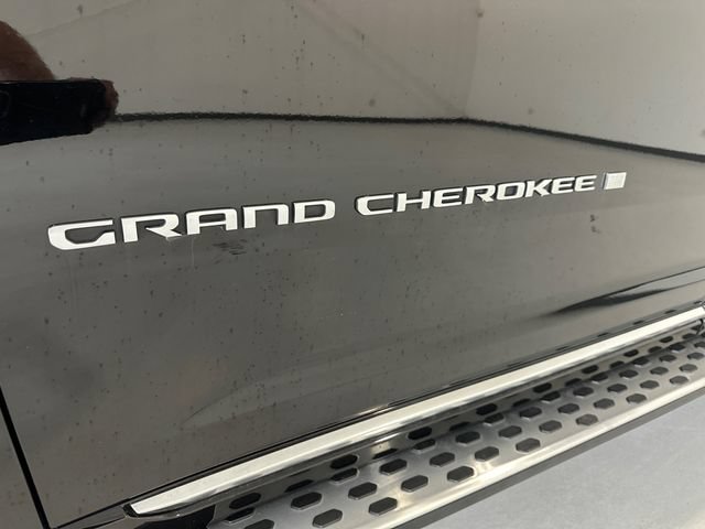 Used 2023 Jeep Grand Cherokee Summit AWD/4WD image 35