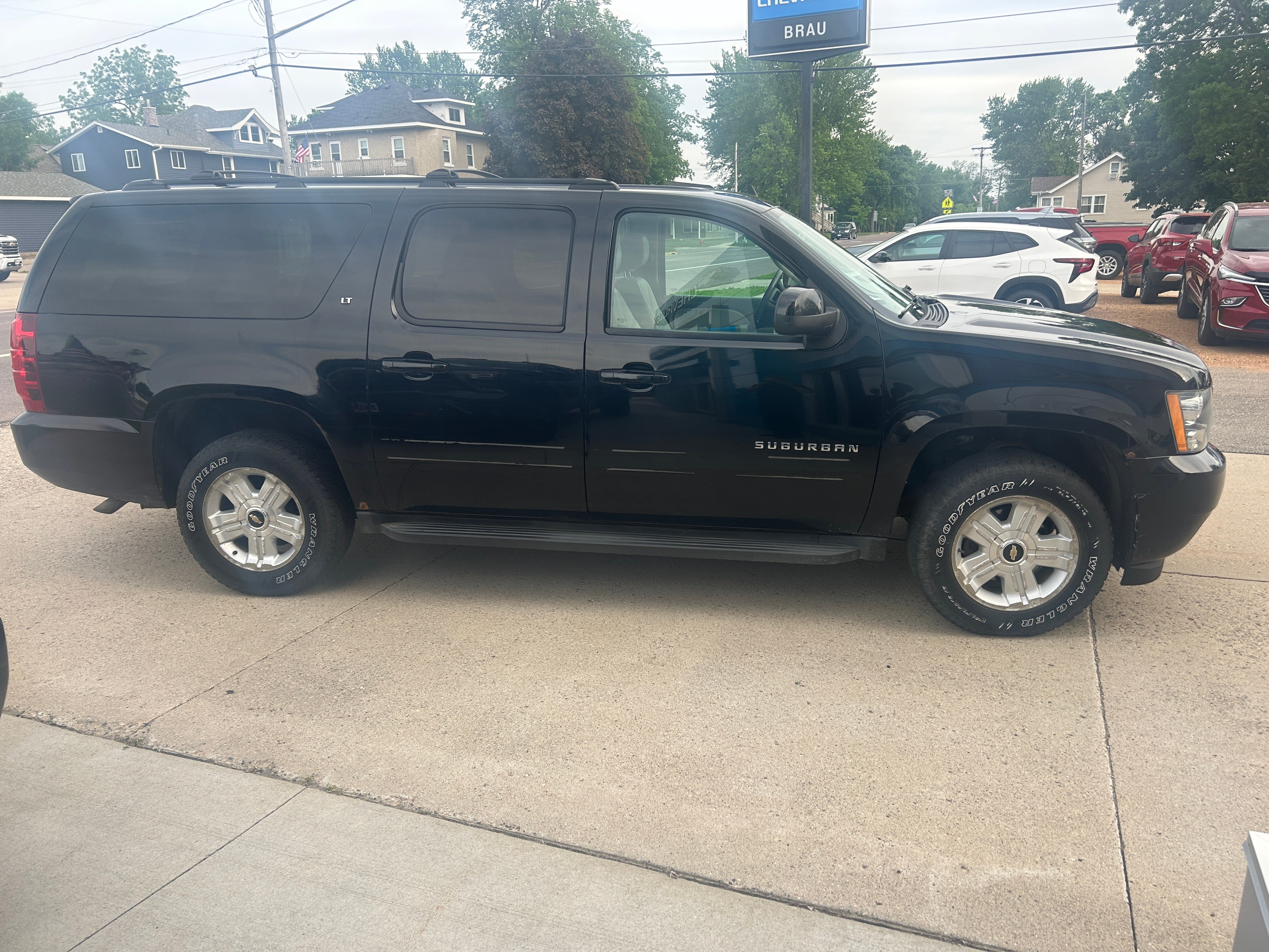 Used 2012 Chevrolet Suburban LT w/ Luxury Package AWD/4WD image 5