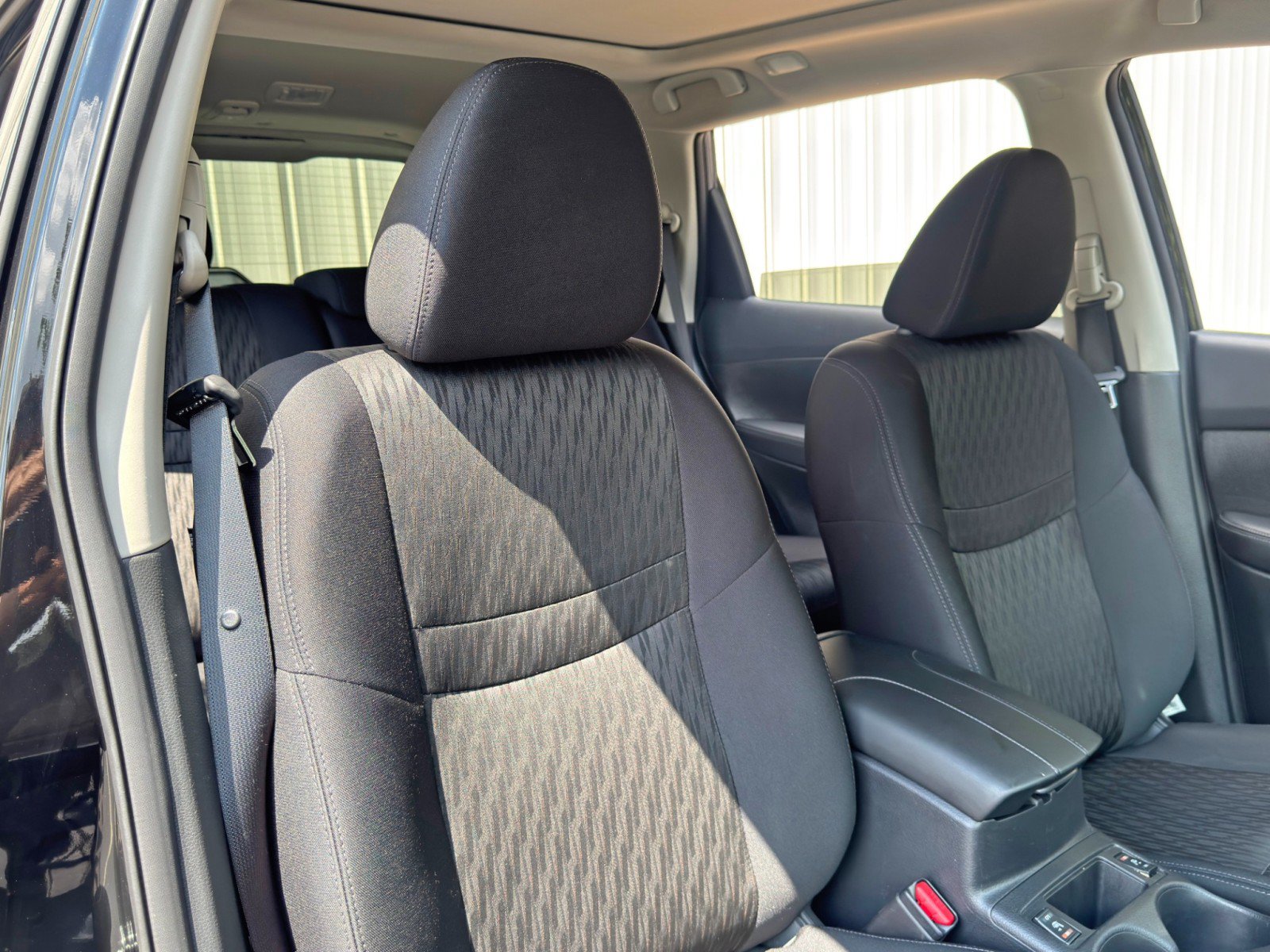 Used 2018 Nissan Rogue SV w/ Sun & Sound Touring Package AWD/4WD image 34