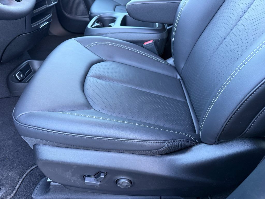 New 2026 Chrysler Pacifica Select w/ S Appearance Package FWD image 8
