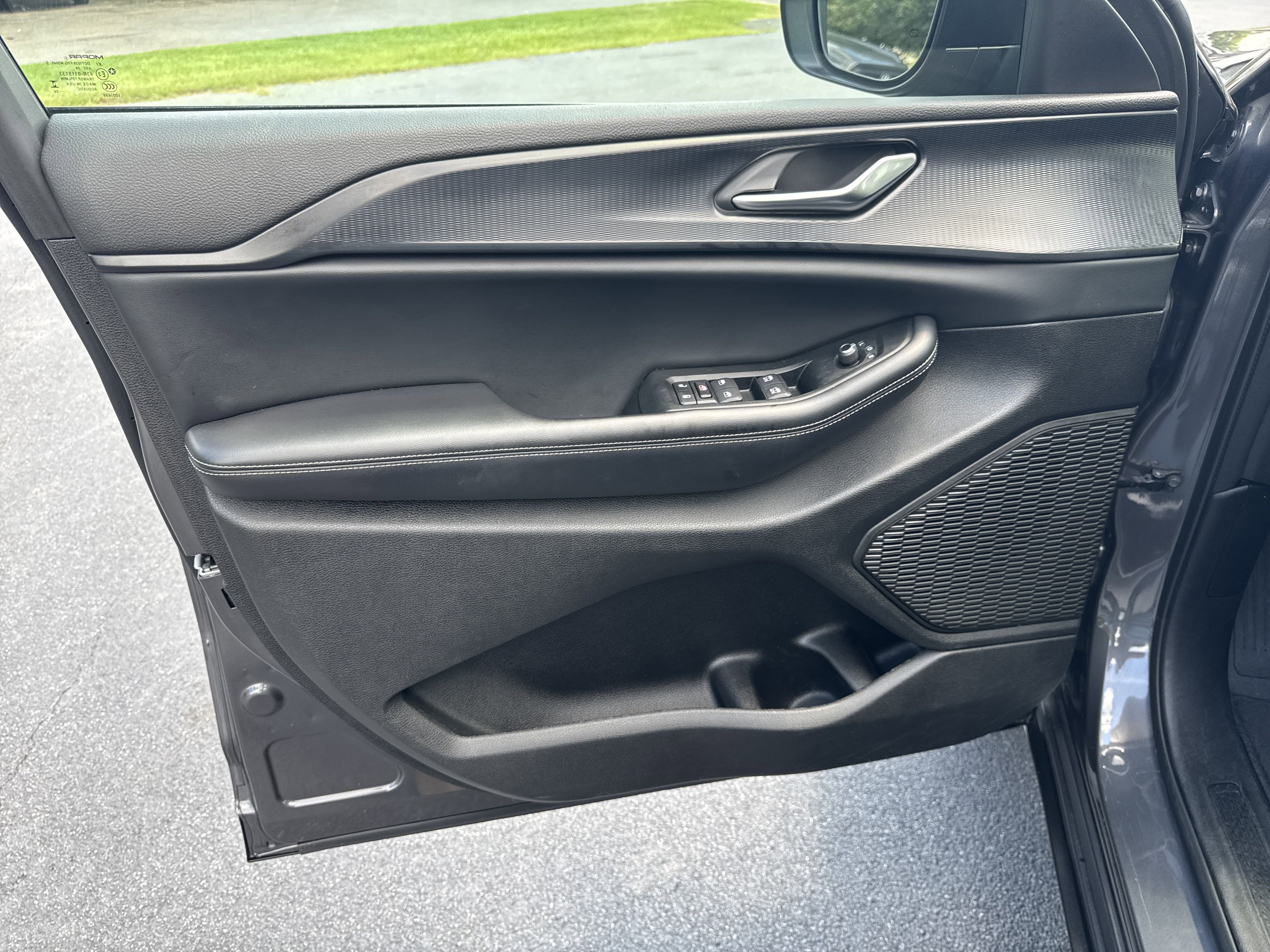 Used 2024 Jeep Grand Cherokee Laredo image 22