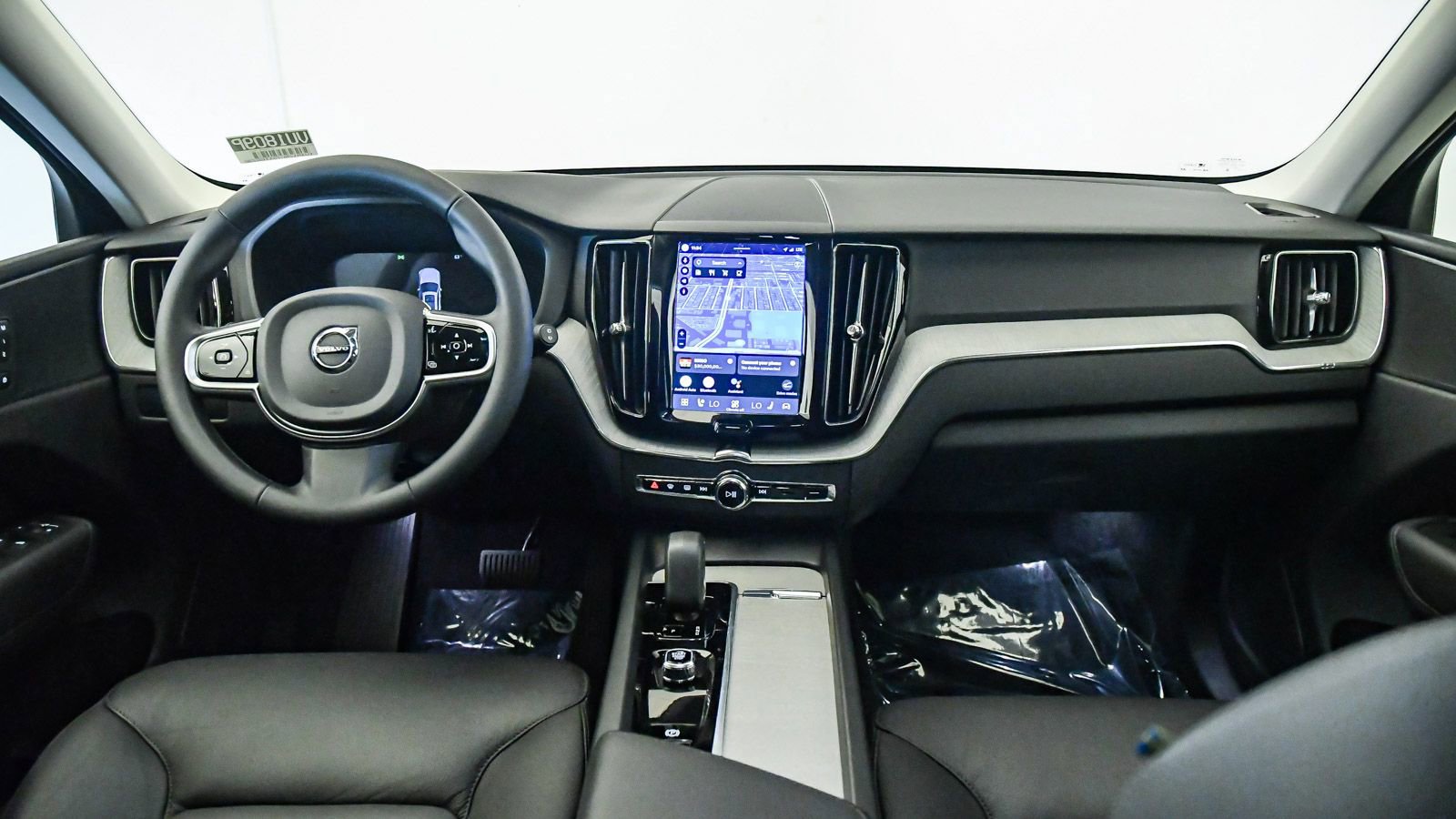 Certified 2025 Volvo XC60 B5 Plus AWD/4WD image 15