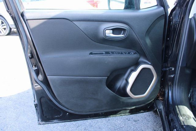Used 2016 Jeep Renegade Latitude w/ Cold Weather Group FWD image 10