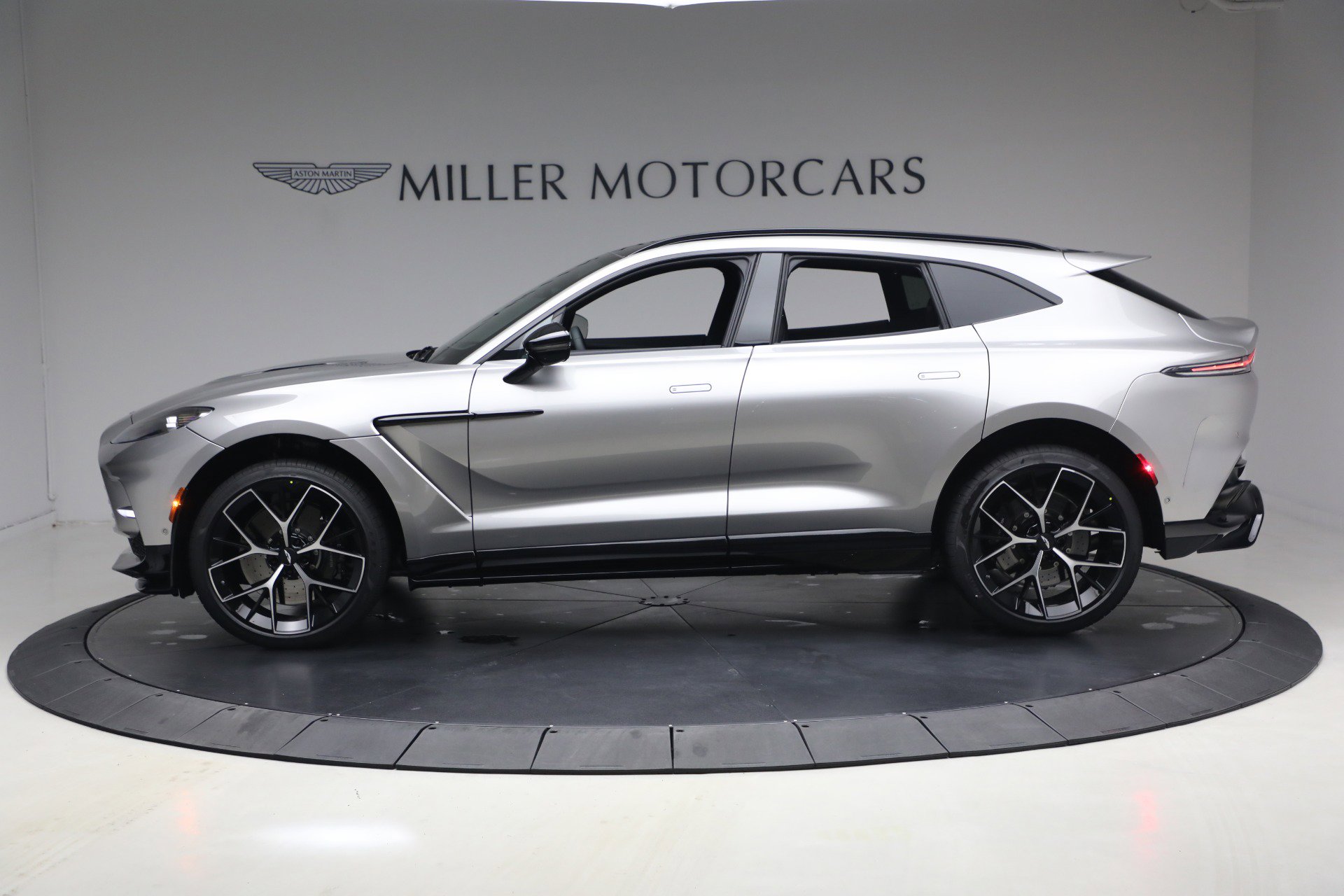 New 2026 Aston Martin DBX 707 image 3