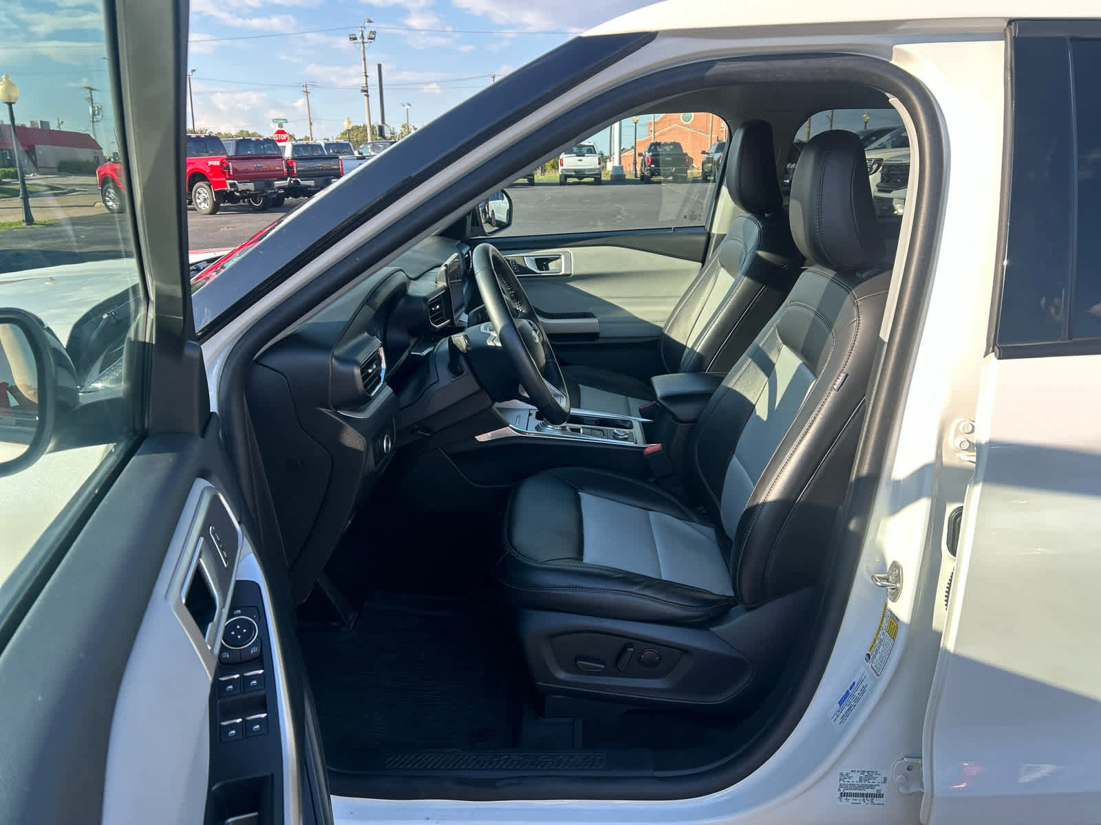 Used 2023 Ford Explorer XLT w/ Equipment Group 202A image 15