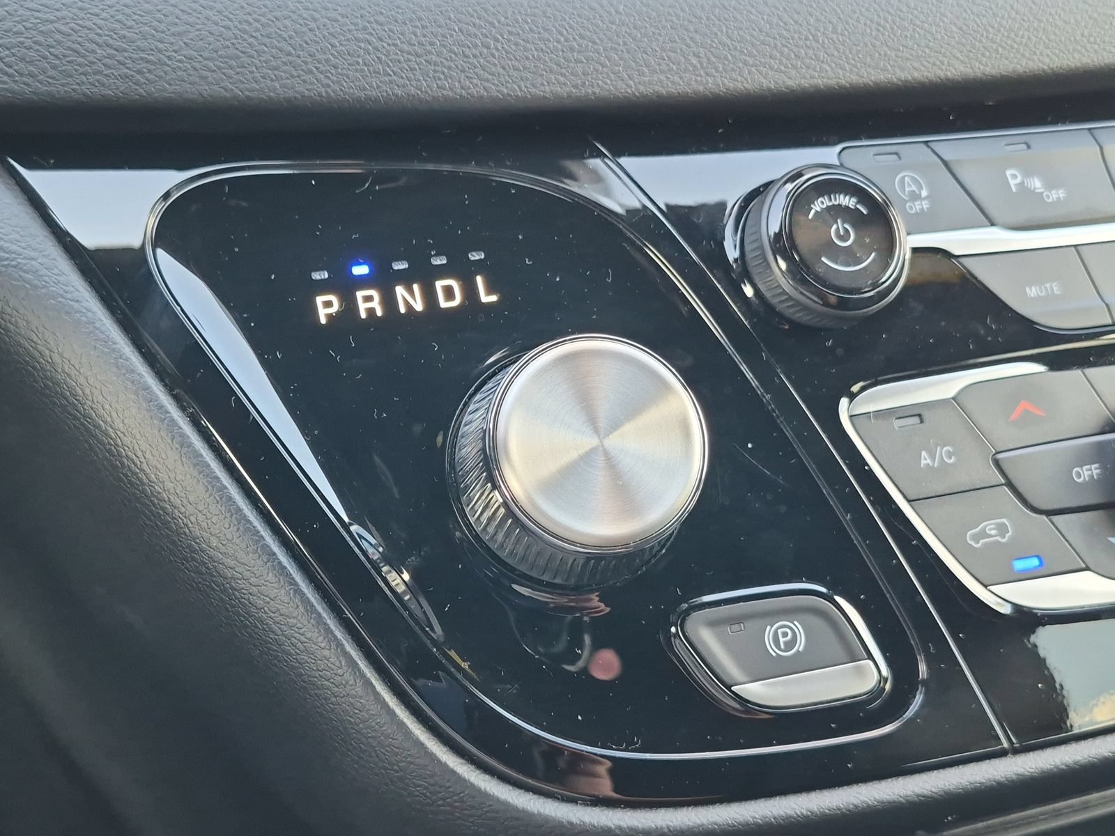 Used 2025 Chrysler Pacifica Select FWD image 15