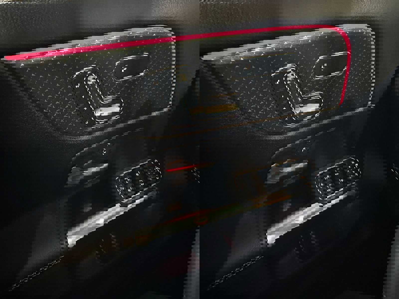 Used 2025 Mercedes-Benz GLB 250 4MATIC image 33