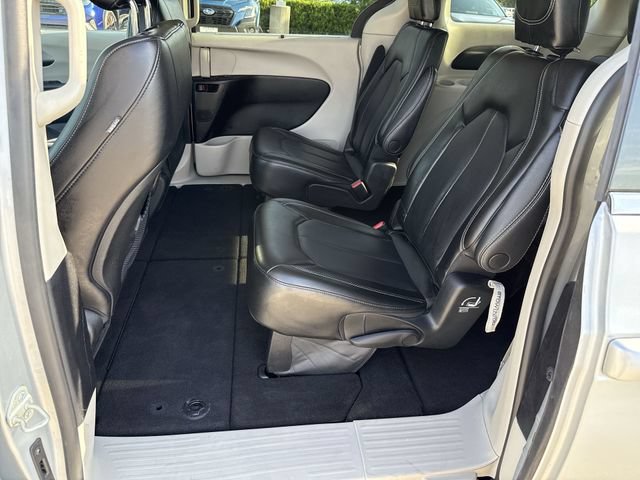 Used 2023 Chrysler Pacifica Touring-L FWD image 14