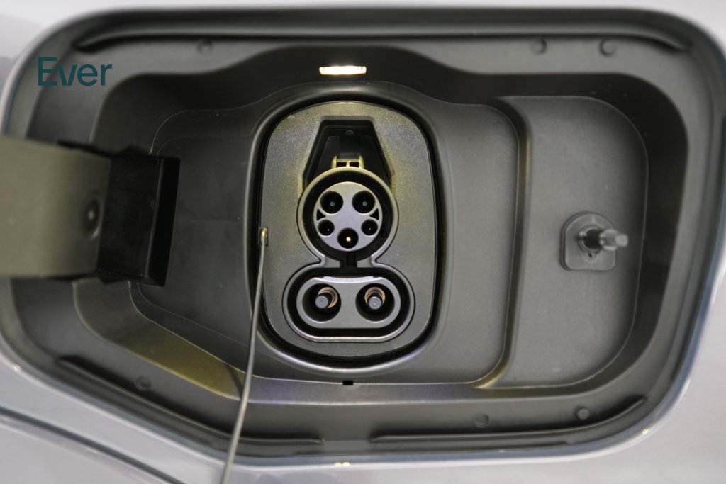 Used 2024 Chevrolet Equinox EV LT w/ LPO, Blackout Package FWD image 10
