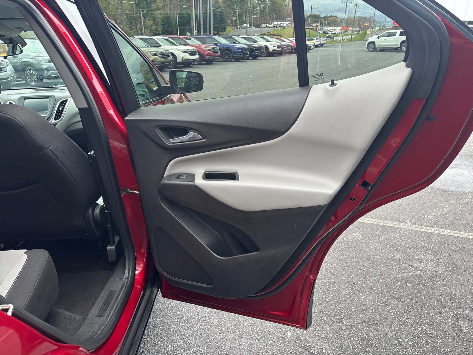 Used 2018 Chevrolet Equinox LT image 38