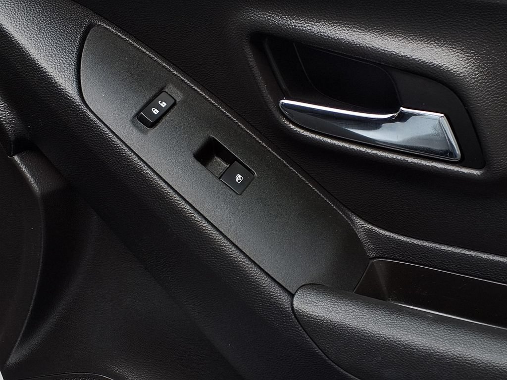 Used 2020 Chevrolet Trax LS FWD image 36