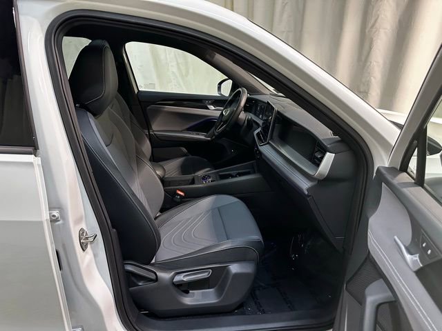 Certified 2025 Volkswagen Tiguan SE R-Line image 35
