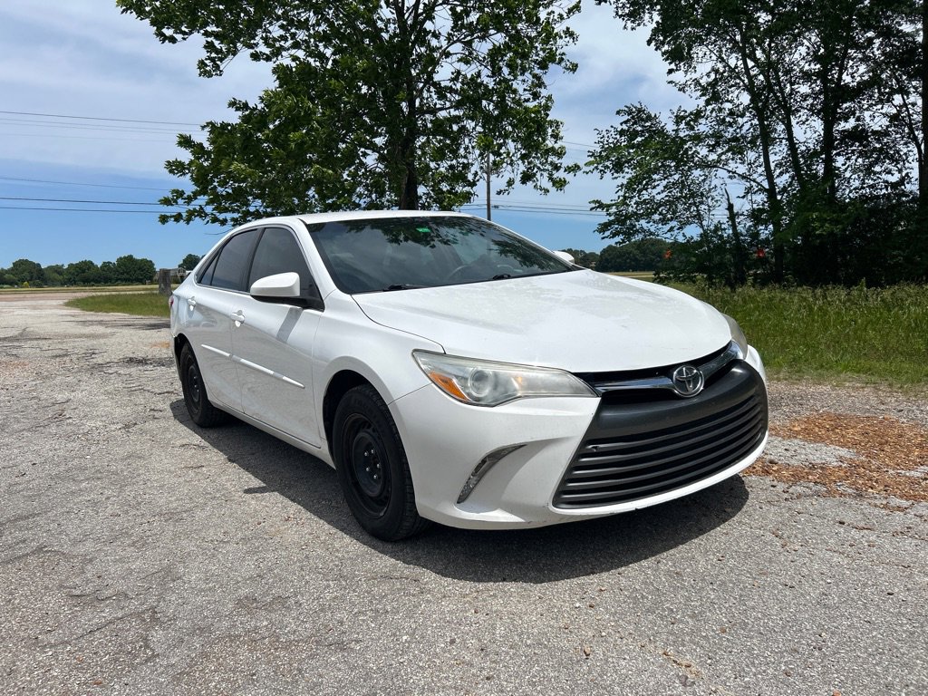 Used 2017 Toyota Camry LE FWD image 1