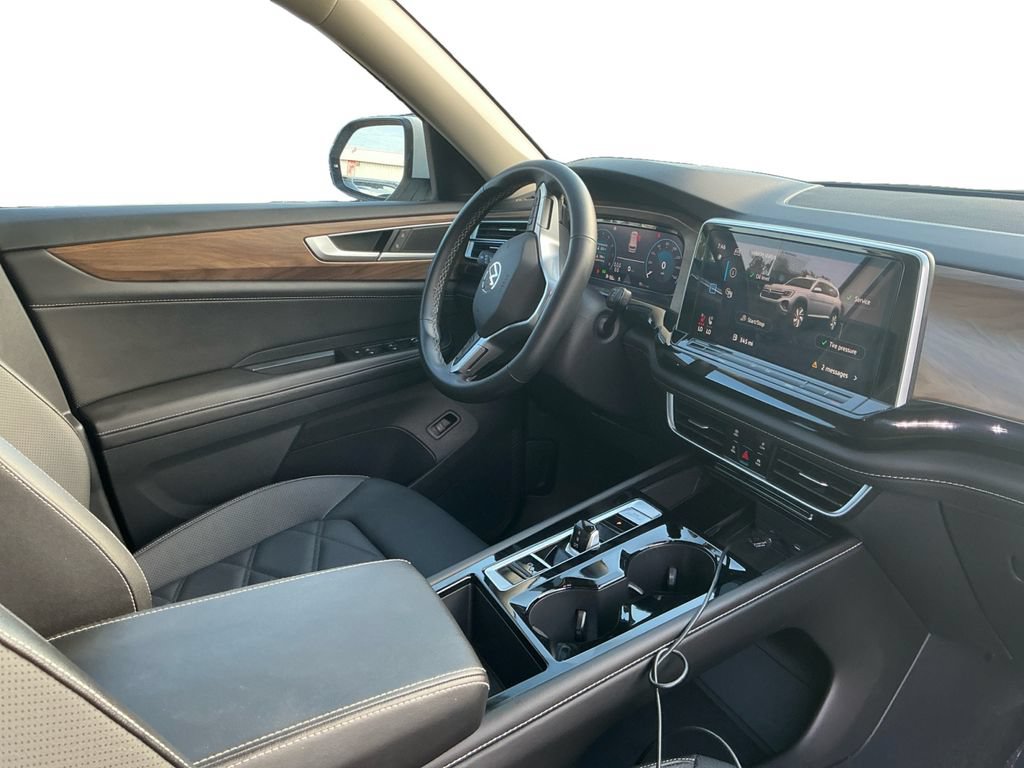 Used 2025 Volkswagen Atlas SE AWD/4WD image 17