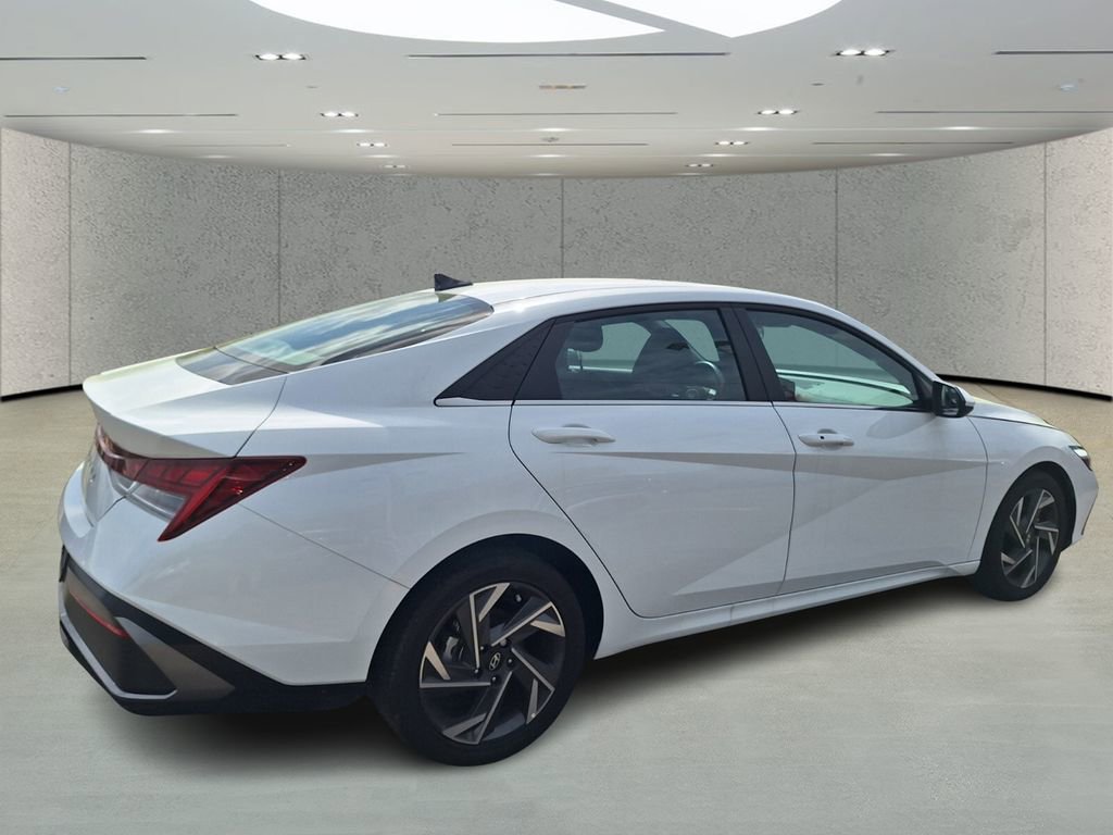 Used 2025 Hyundai Elantra SEL image 5