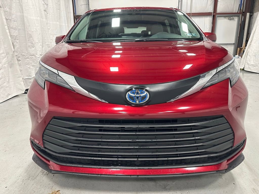 Used 2025 Toyota Sienna LE image 2