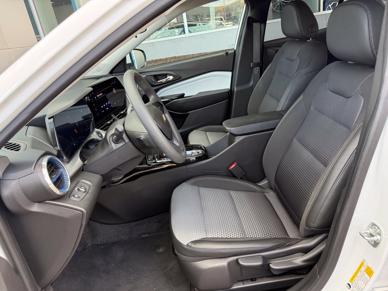 Used 2025 Chevrolet Trax LT FWD image 18