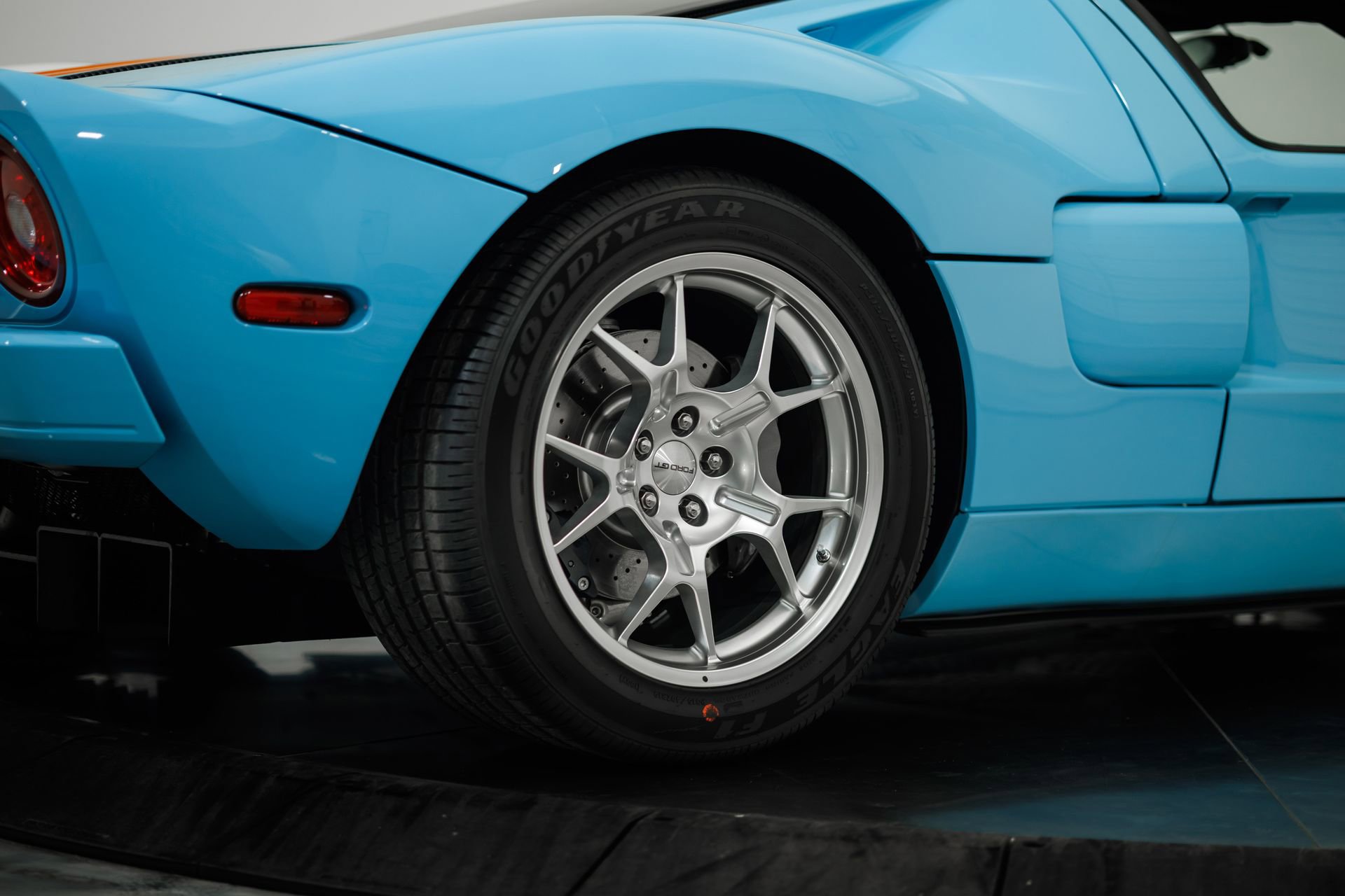 Used 2006 Ford GT RWD image 15