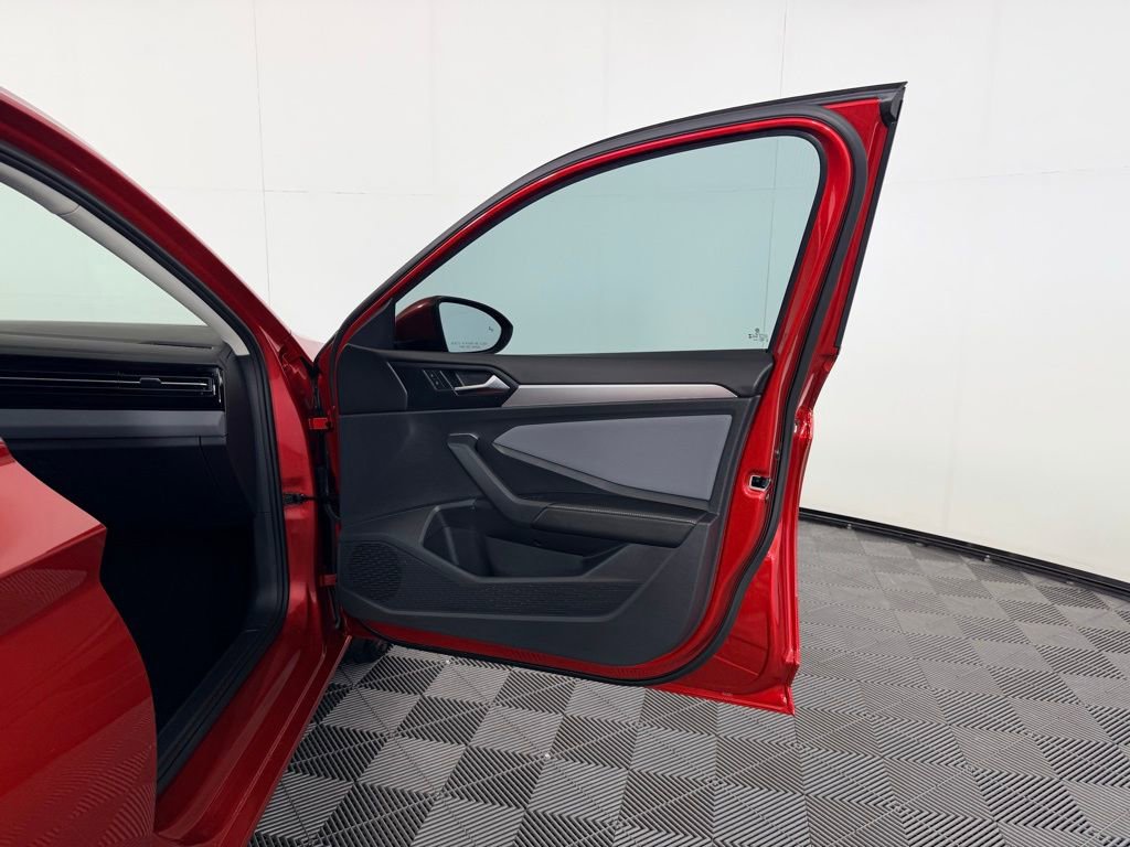 Used 2025 Volkswagen Jetta SE image 32