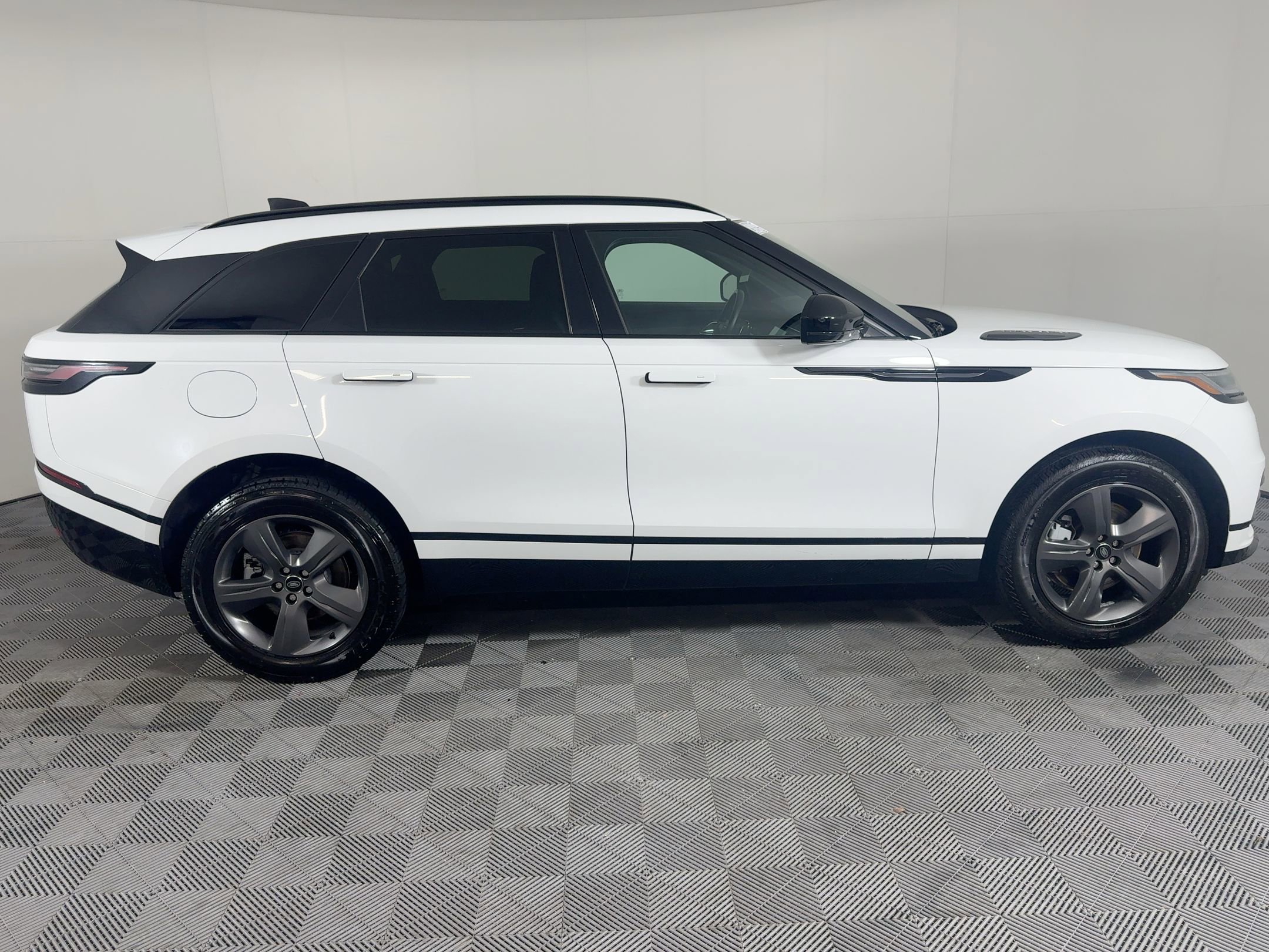 Used 2025 Land Rover Range Rover Velar Dynamic SE image 9