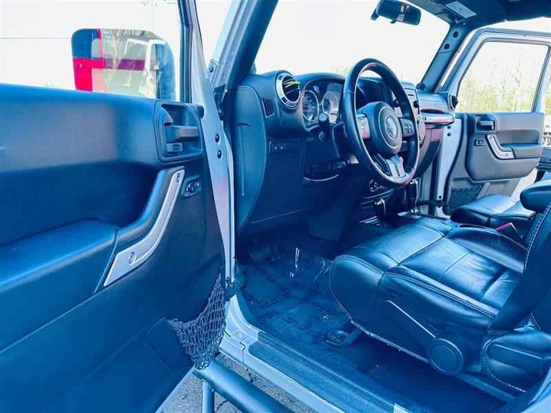 Used 2012 Jeep Wrangler Unlimited Rubicon w/ Max Tow Pkg image 29