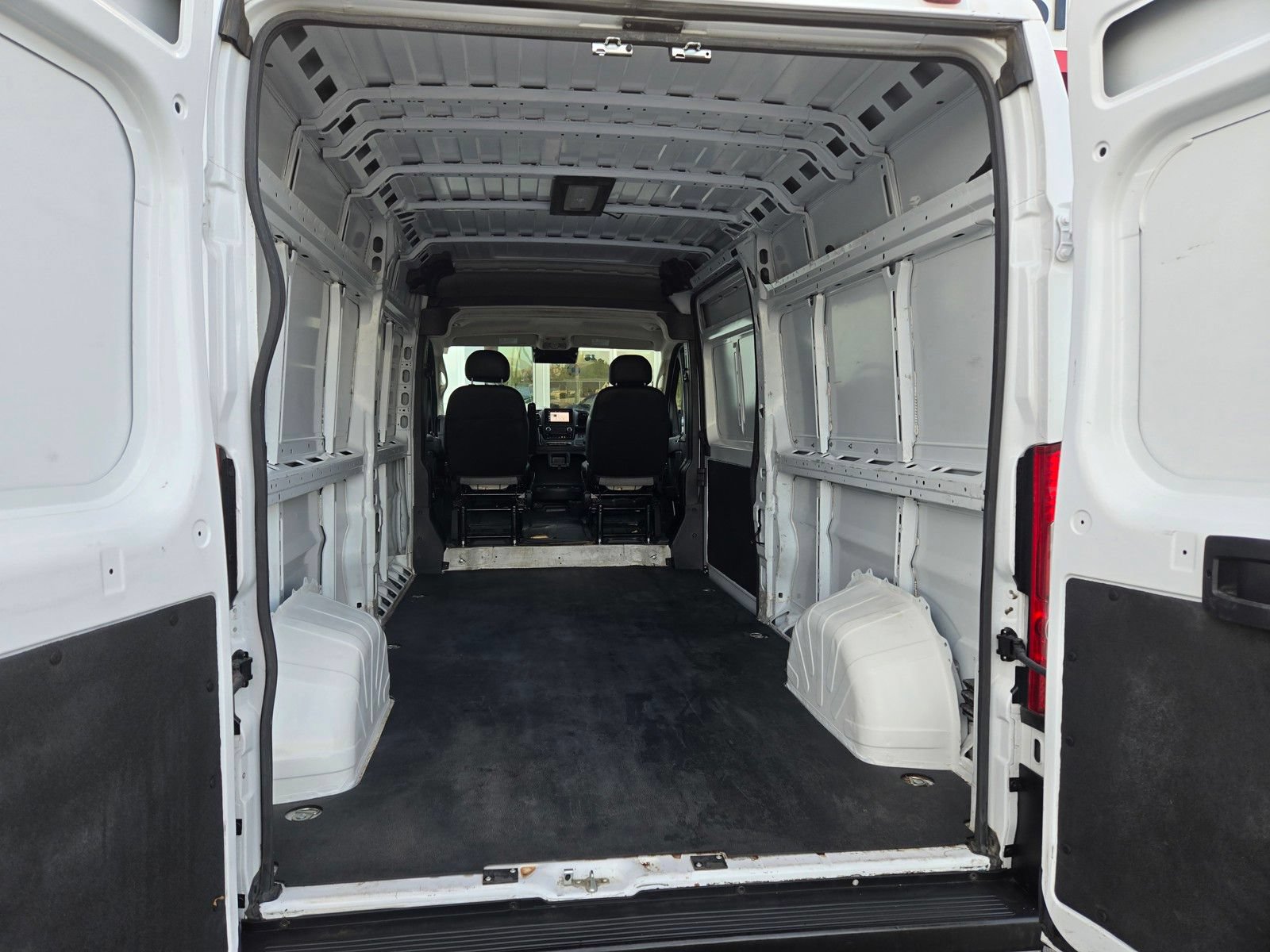 Used 2025 RAM ProMaster 2500 w/ Convenience Group FWD image 9