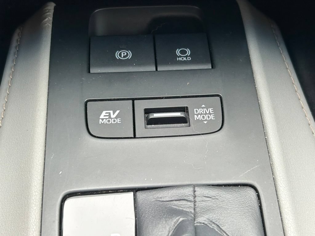 Used 2023 Toyota Venza LE AWD/4WD image 29