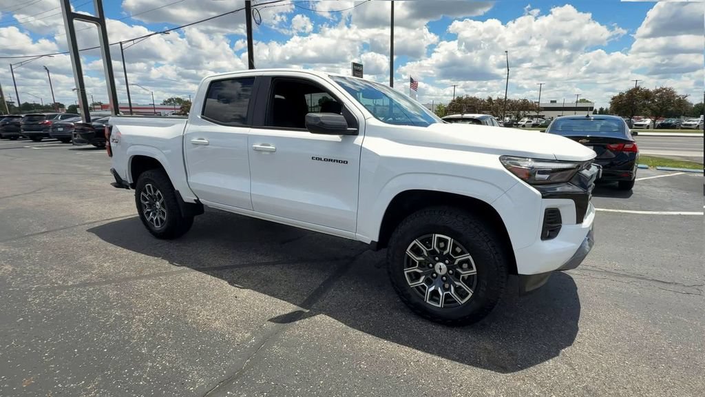 Used 2025 Chevrolet Colorado Z71 AWD/4WD image 2