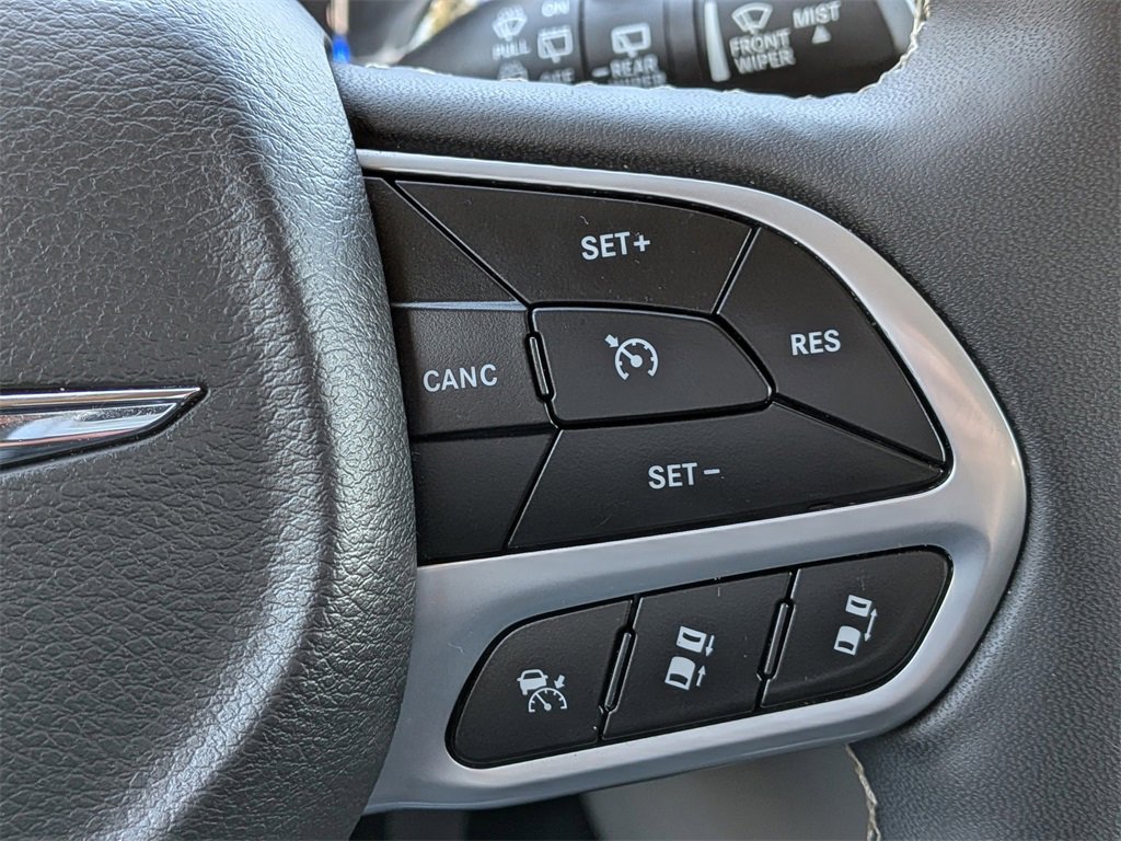 Used 2024 Chrysler Pacifica Touring-L image 27