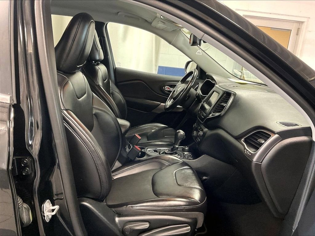 Used 2019 Jeep Cherokee Latitude Plus w/ Comfort/Convenience Group AWD/4WD image 11