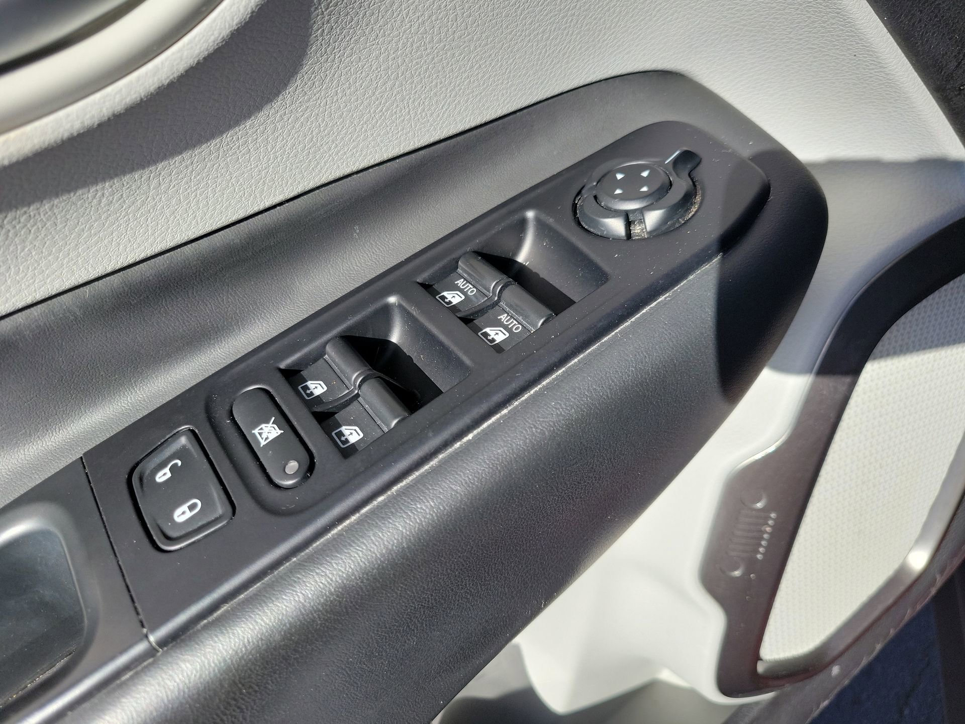 Used 2018 Jeep Renegade Limited w/ UConnect 8.4 Nav Group FWD image 19