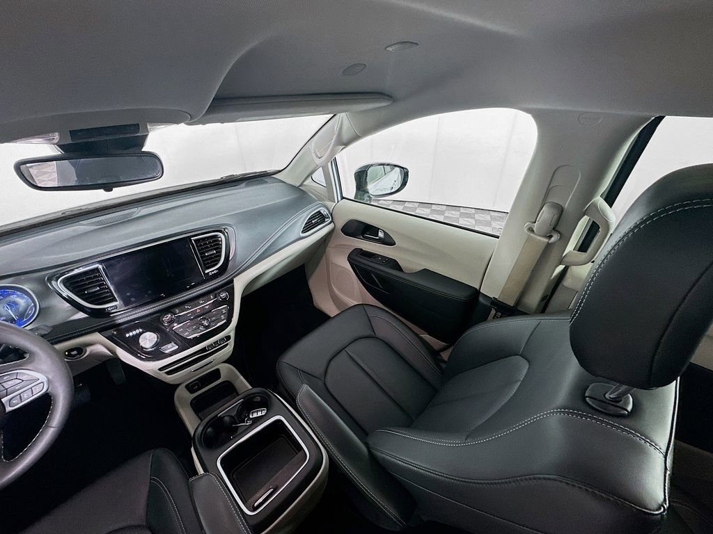 Used 2024 Chrysler Pacifica Touring-L AWD/4WD image 11