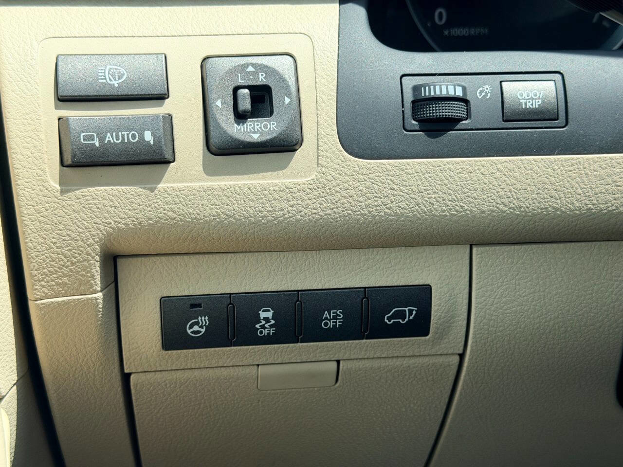 Used 2013 Lexus LX 570 4WD w/ Luxury Pkg image 46