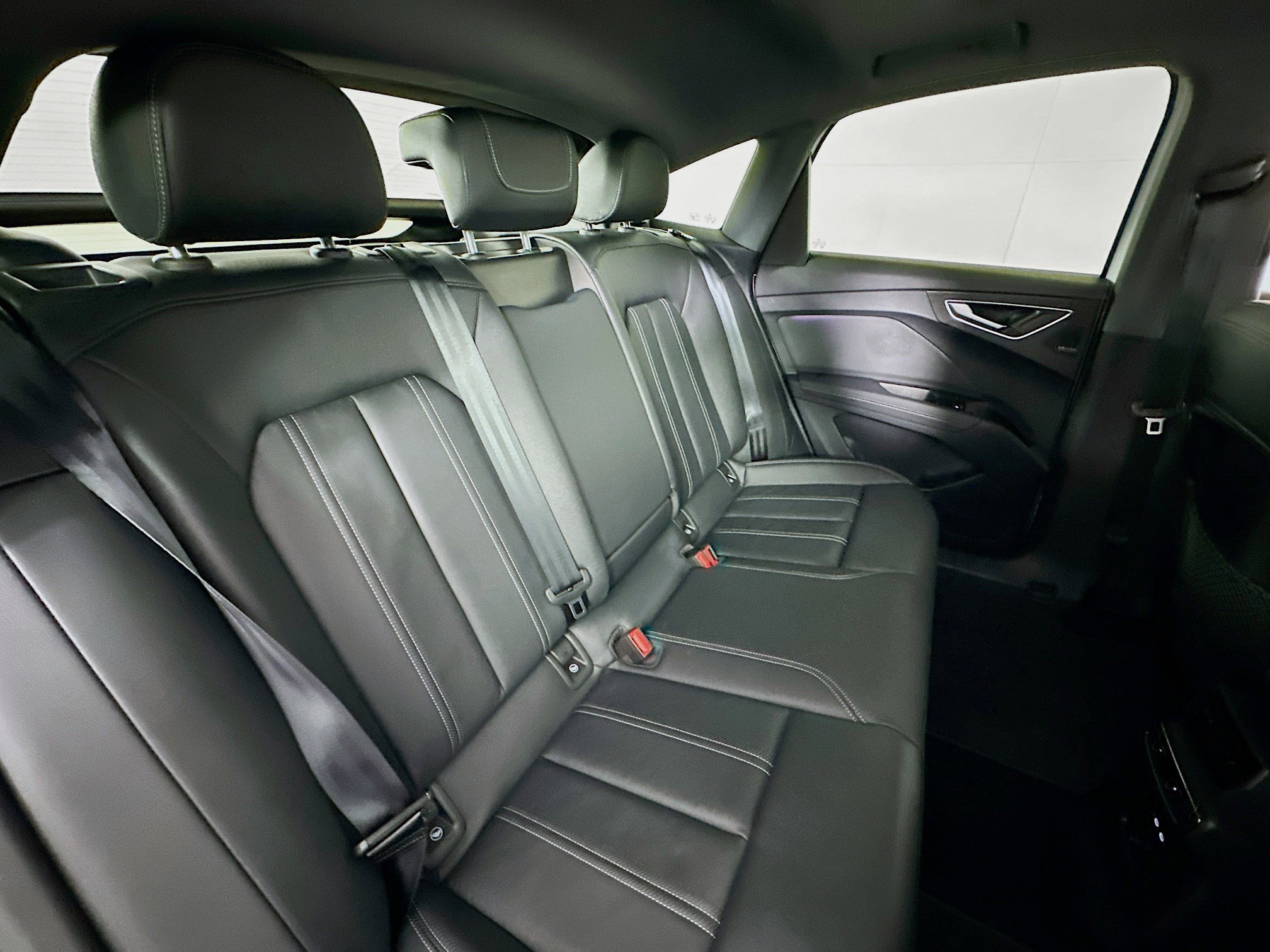 Used 2024 Audi Q4 e-tron Prestige image 27