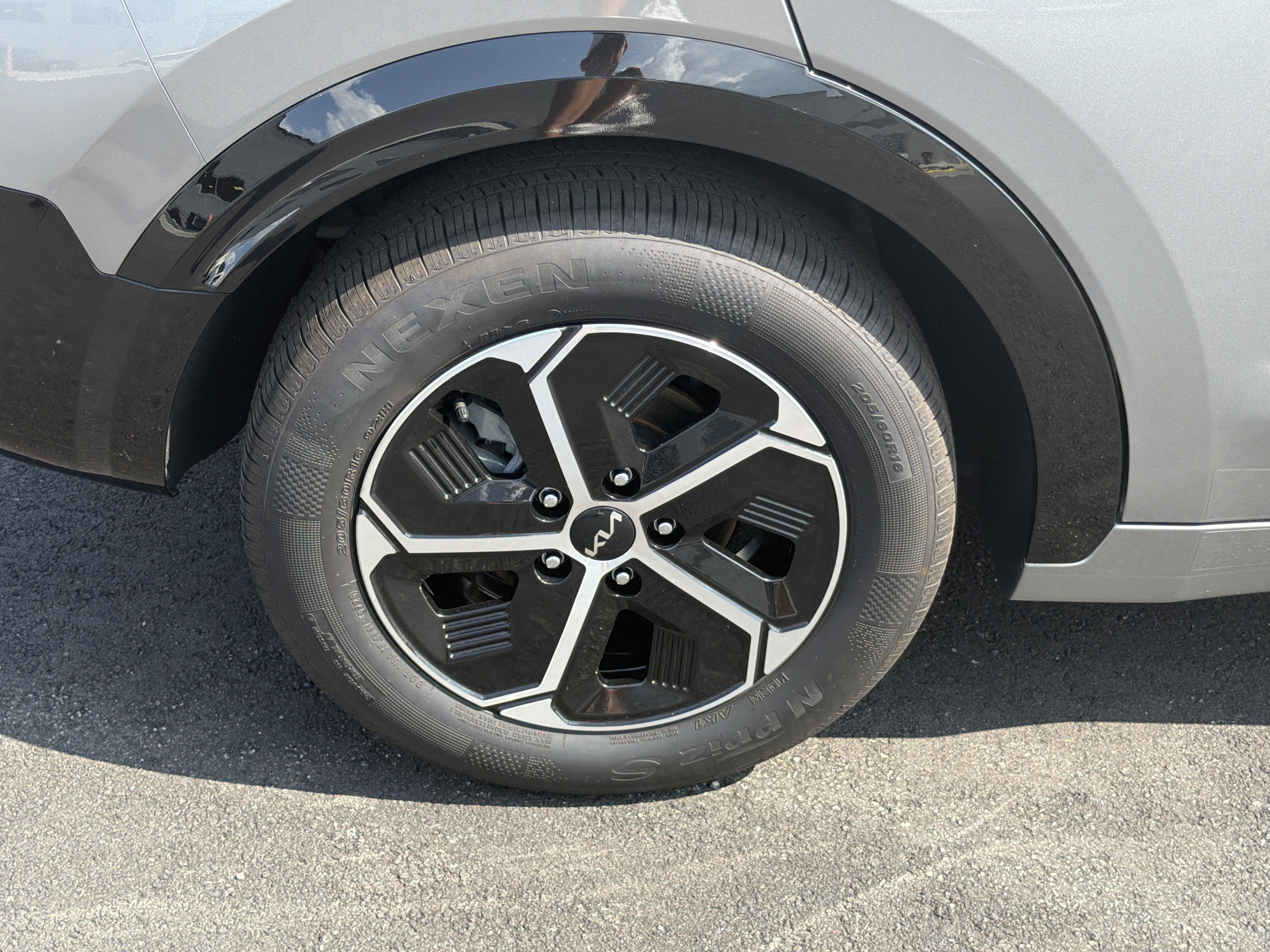 Certified 2025 Kia Niro FWD image 17