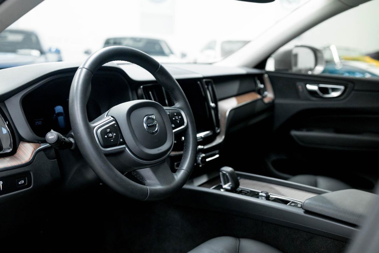 Used 2022 Volvo XC60 B5 Momentum w/ Climate Package FWD image 2