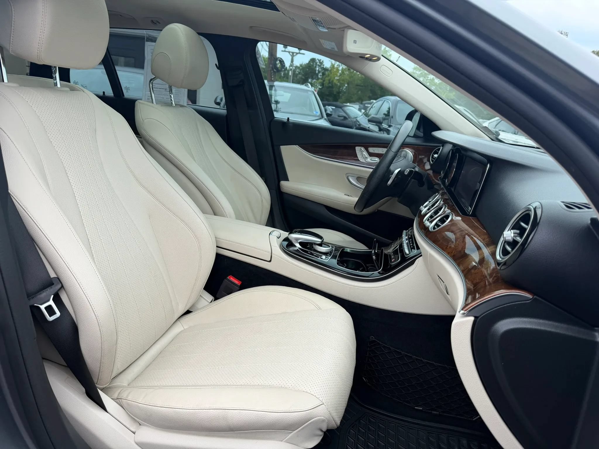 Used 2017 Mercedes-Benz E 400 4MATIC Wagon image 25
