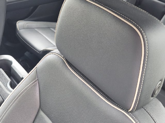 Used 2025 Chevrolet Suburban Premier AWD/4WD image 16