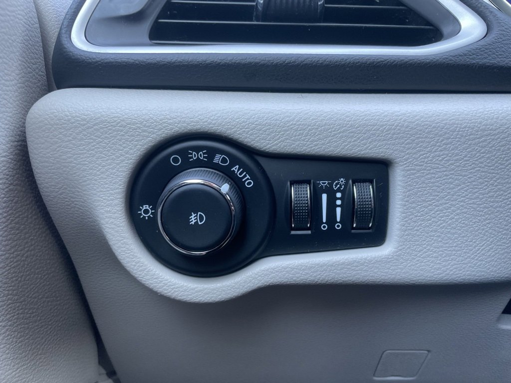 Used 2024 Chrysler Pacifica Touring-L image 47