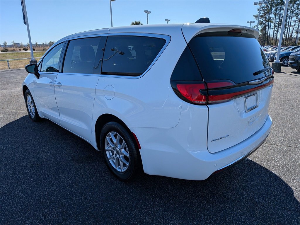 Used 2024 Chrysler Pacifica Touring-L image 6