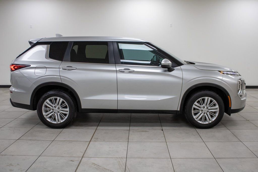Used 2024 Mitsubishi Outlander ES image 17