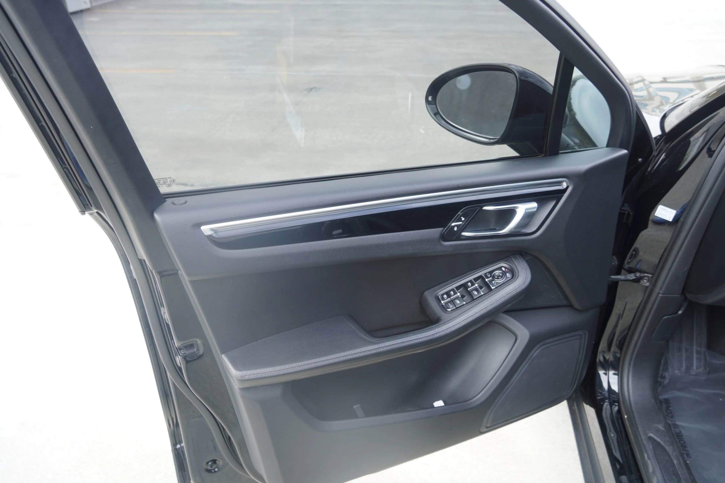 Used 2017 Porsche Macan image 24