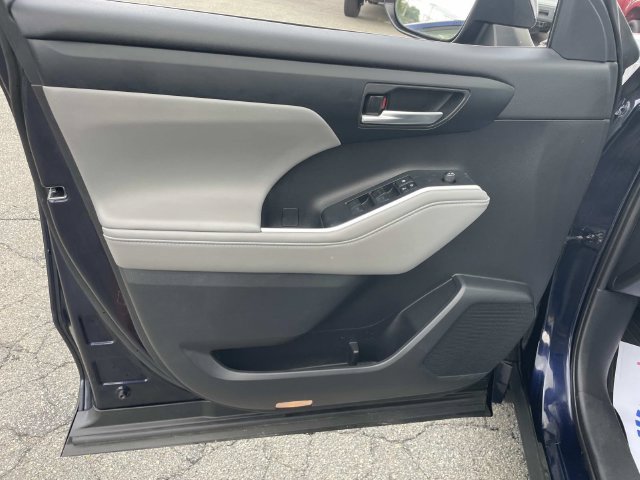 Used 2020 Toyota Highlander XLE AWD/4WD image 19