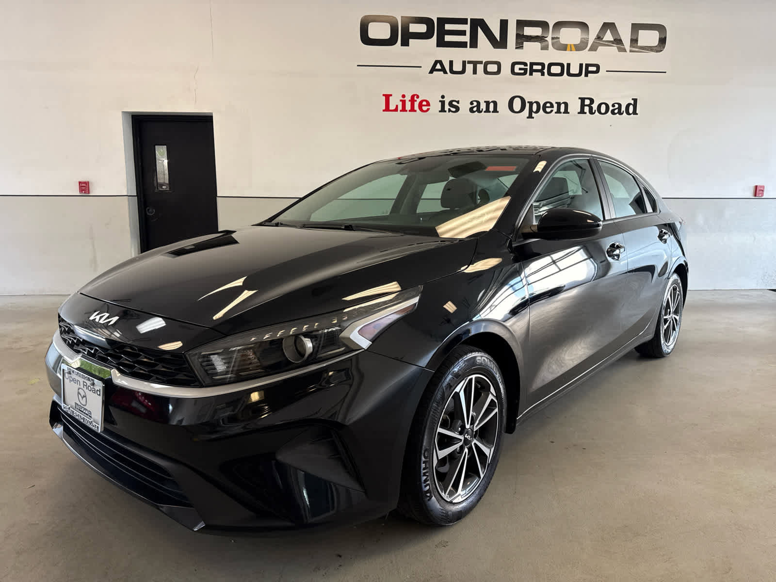 Used 2022 Kia Forte LXS FWD image 2