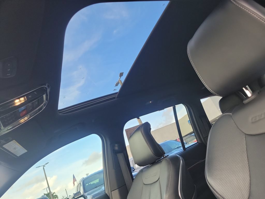Used 2023 Jeep Grand Cherokee Overland w/ Luxury Tech Group IV RWD image 21